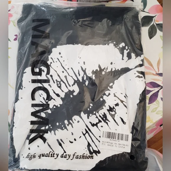 MagicMK Off the Shoulder Lips Tee - Picture 4 of 6